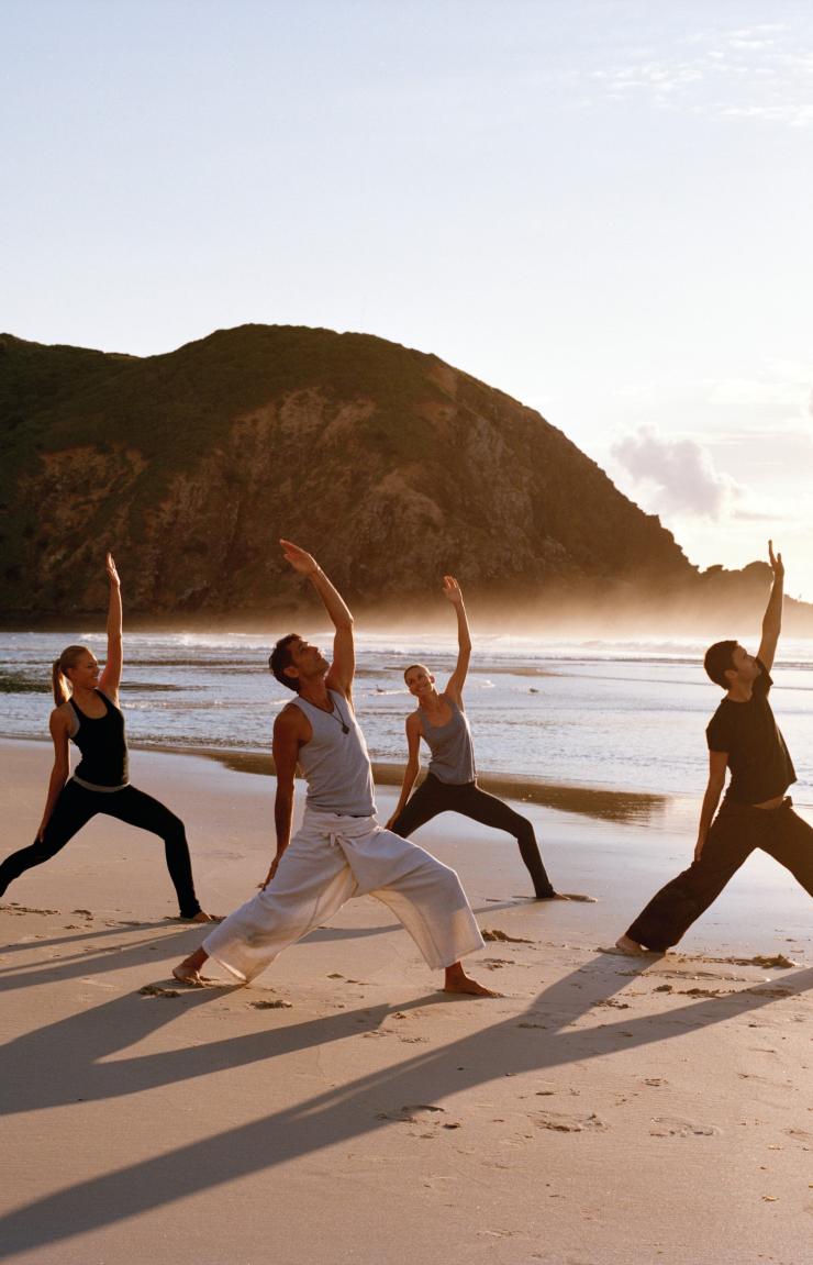 Yoga bei Sonnenaufgang, Byron Bay, New South Wales © Mike Newling, Tourism Australia