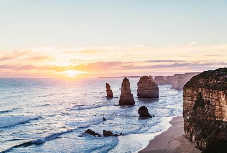 Blick auf die 12 Apostles, Kalksteinformationen im Ozean, Great Ocean Road, Victoria © Great Ocean Road Tourism/Belinda Van Zanen