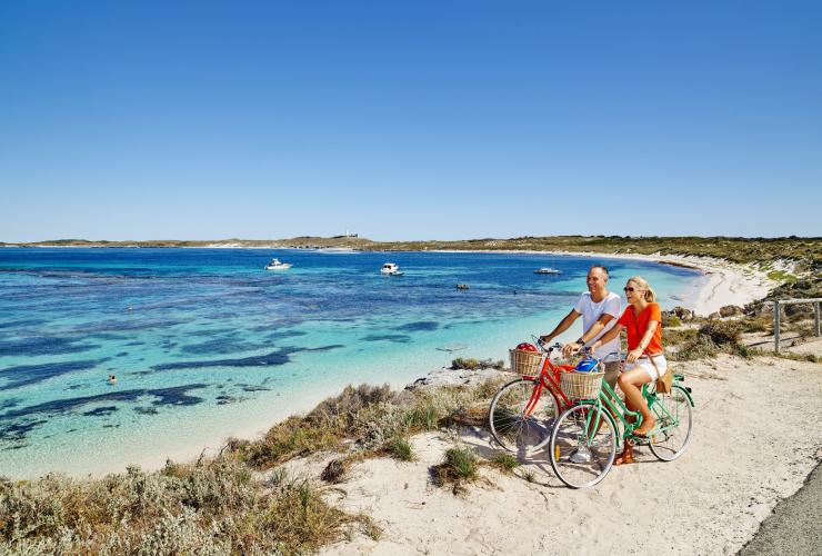 Paar radelt auf Rottnest Island, Westaustralien © Tourism Western Australia