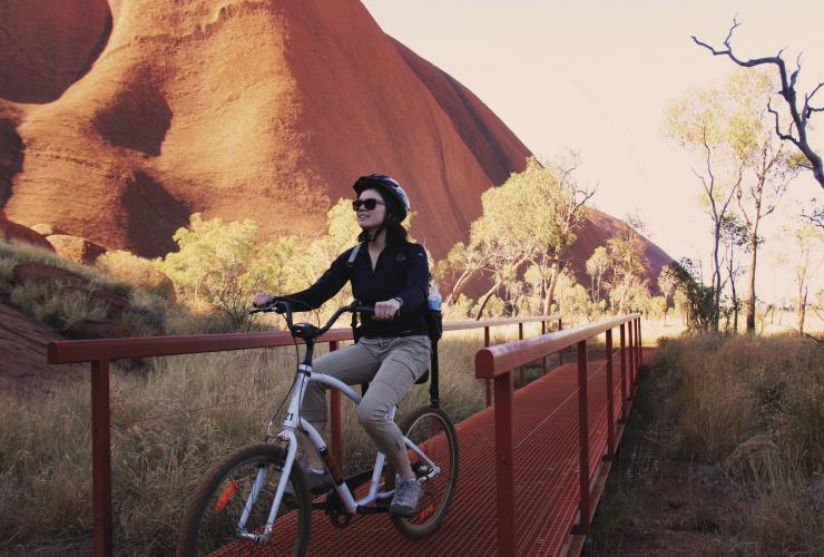 Radfahren, Uluru, Uluru-Kata Tjuta National Park, Northern Territory © Sarena Hyland