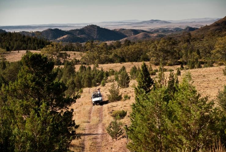 Unterwegs mit dem Auto, Flinders Ranges, Südaustralien © Wild Bush Luxury
