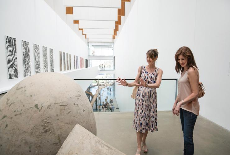 Frauen betrachten Kunstwerke in der Gallery of Modern Art in Brisbane © Brisbane Marketing