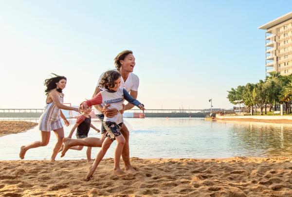 Familienspaß an der Waterfront, Darwin, Northern Territory © Tourism NT/Shaana McNaught