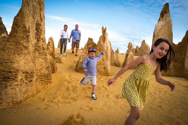 Familie erkundet die Pinnacles, Nambung National Park in Westaustralien © Tourism Western Australia/David Kirkland