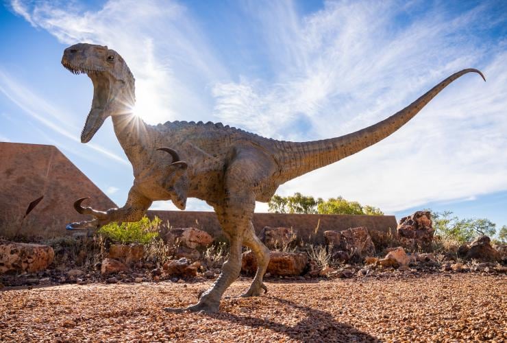Australia’s Dinosaur Trail mit einer Dinosaurierskulptur in Winton, Queensland © Tourism and Events Queensland