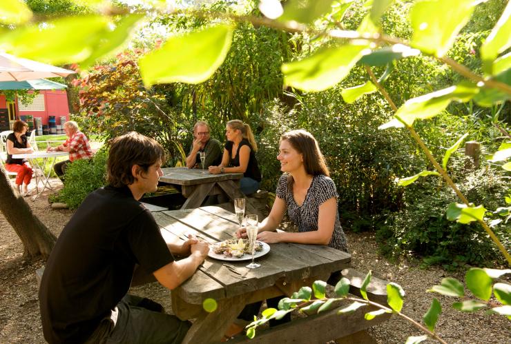 Pärchen beim Essen während der „Prosecco& Oyster Hour“ im Mountain View Hotel in King Valley © Visit Victoria