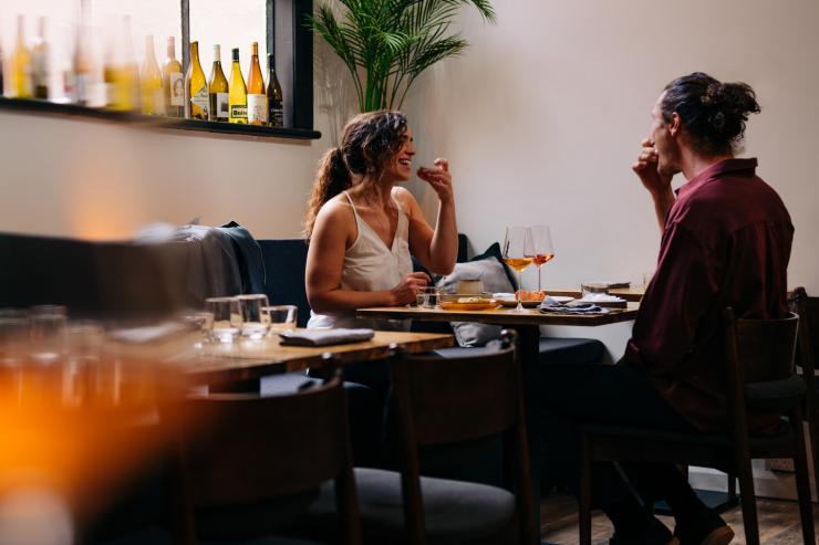 Pärchen beim Essen im Restaurant Dier Makr in Hobart © Osborne Images