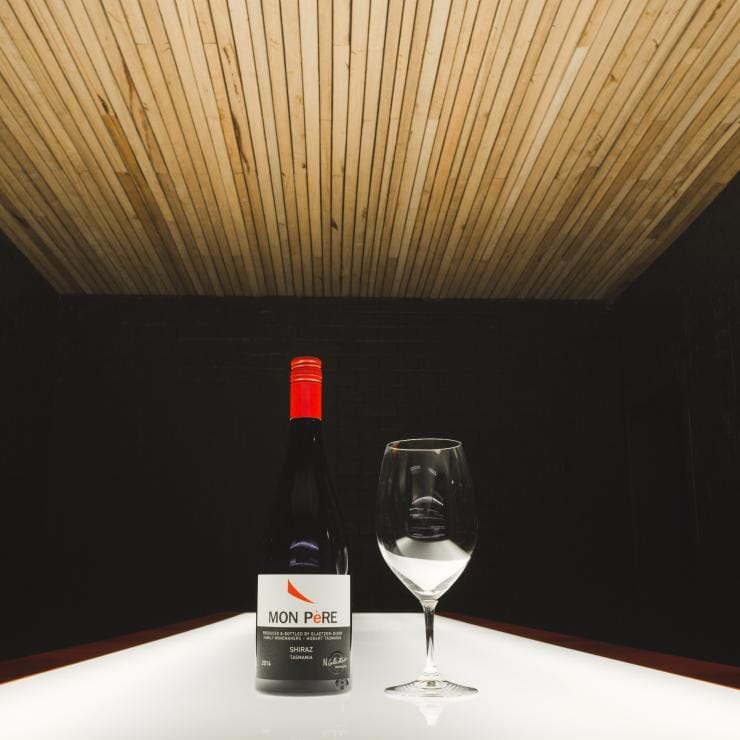 Weinflasche und Glas im Verkostungsraum der Glaetzer-Dixon Urban Winery in Hobart © Adam Gibson Photographer/Glaetzer-Dixon