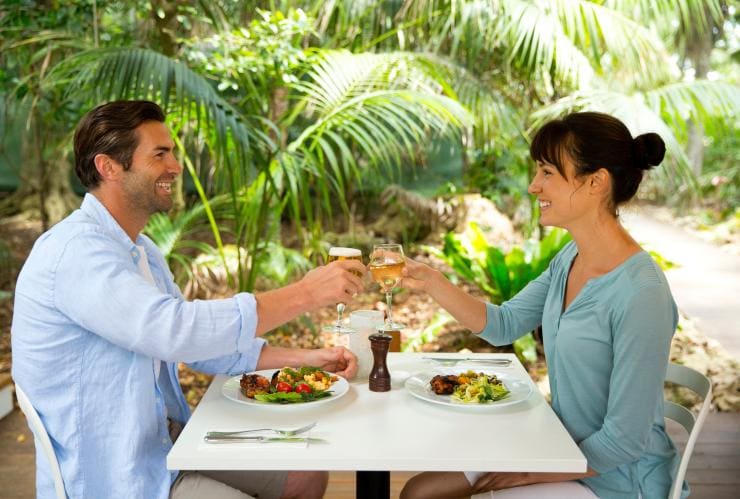 Ein Pärchen genießt ein „Plat du Jour“-Mittagessen in der Pinetrees Lodge, Lord Howe Island, New South Wales © Destination NSW