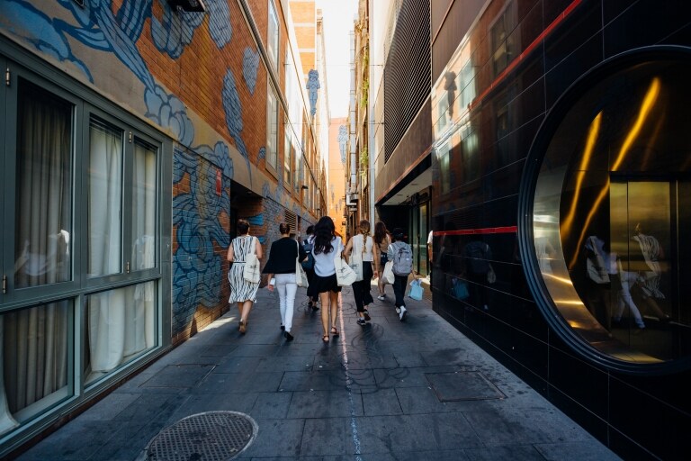 „In Between Two Worlds“ von Jason Wing, Ultimo, Sydney, New South Wales © Jason Wing, Jodie Barker culturescouts.com.au