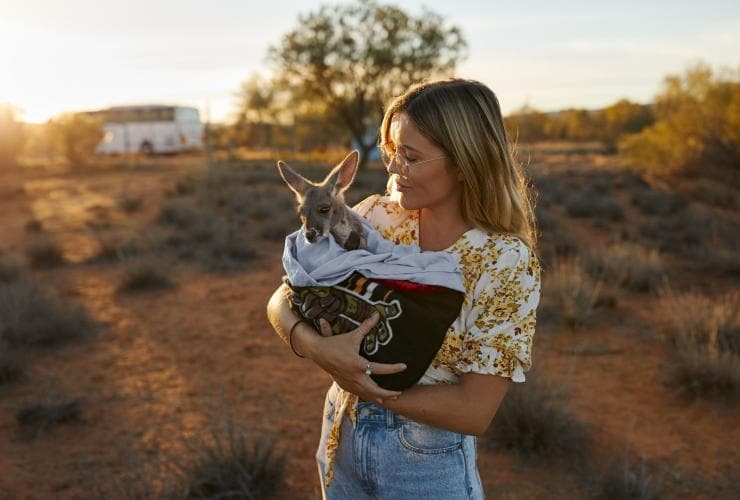 Ein Baby-Kangaroo auf dem Arm zu halten, gehört zu einem unvergesslichen Moment © Tourism NT, Matt Cherubino