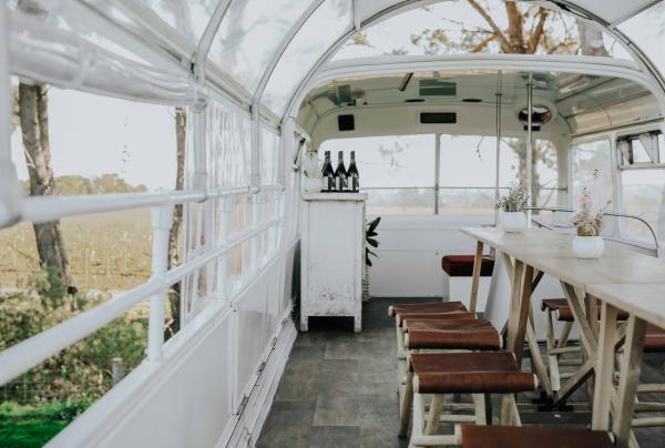 Der Verkostungsraum im renovierten Doppeldecker-Vintage-Bus von Down The Rabbit Hole © SATC / Frances Smith