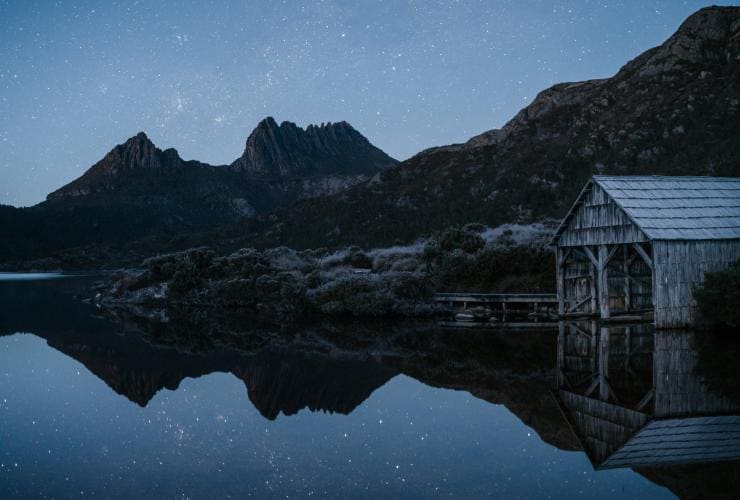 Der Sternenhimmel über dem Cradle-Mountain-Lake-St.-Clair-Nationalpark ist einfach unglaublich © Emilie Ristevski / Tourism Tasmania