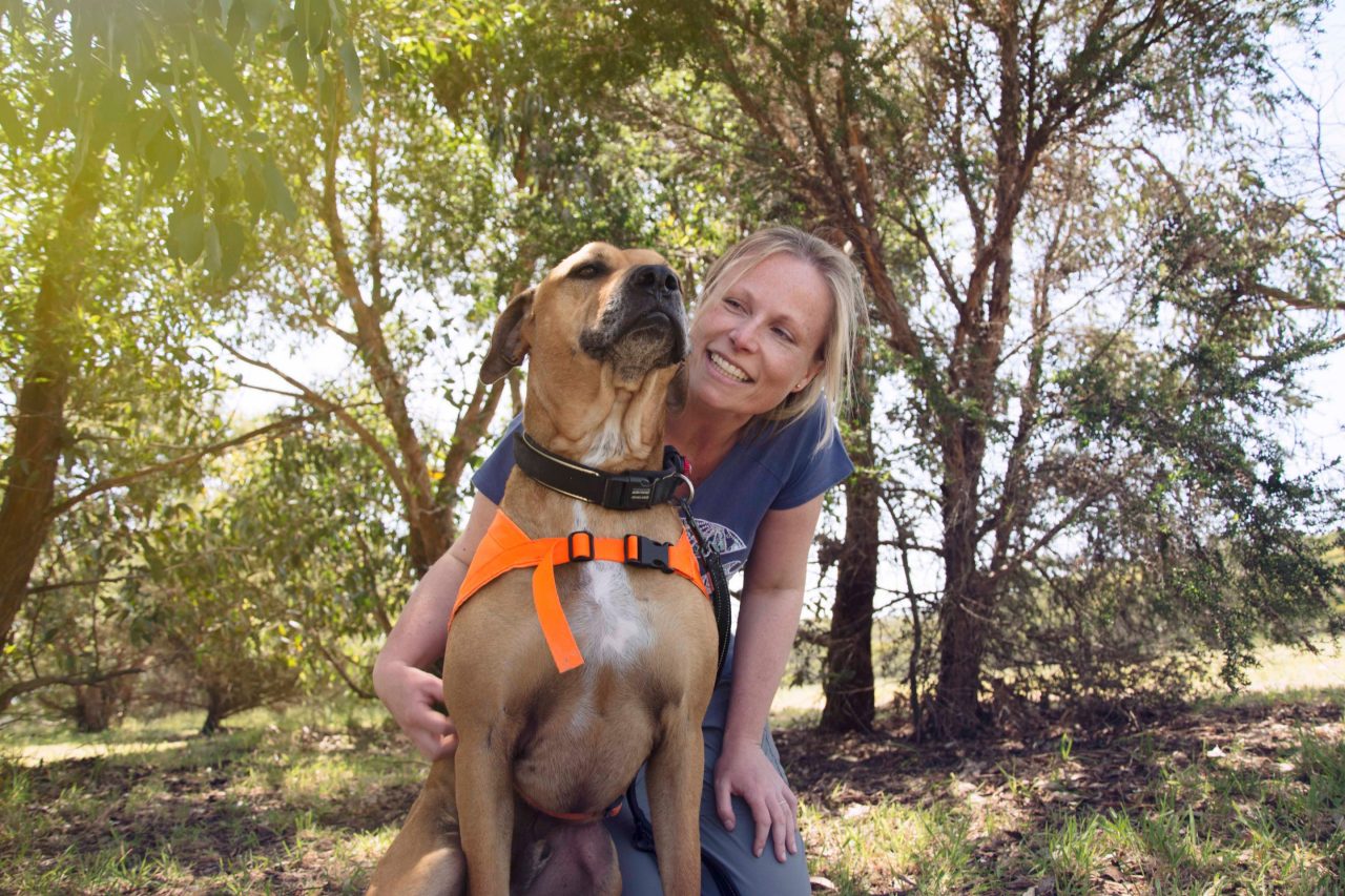 Lizzie Corke mit ihrem Otways Conservation Dog Teddy © Annette Ruzicka