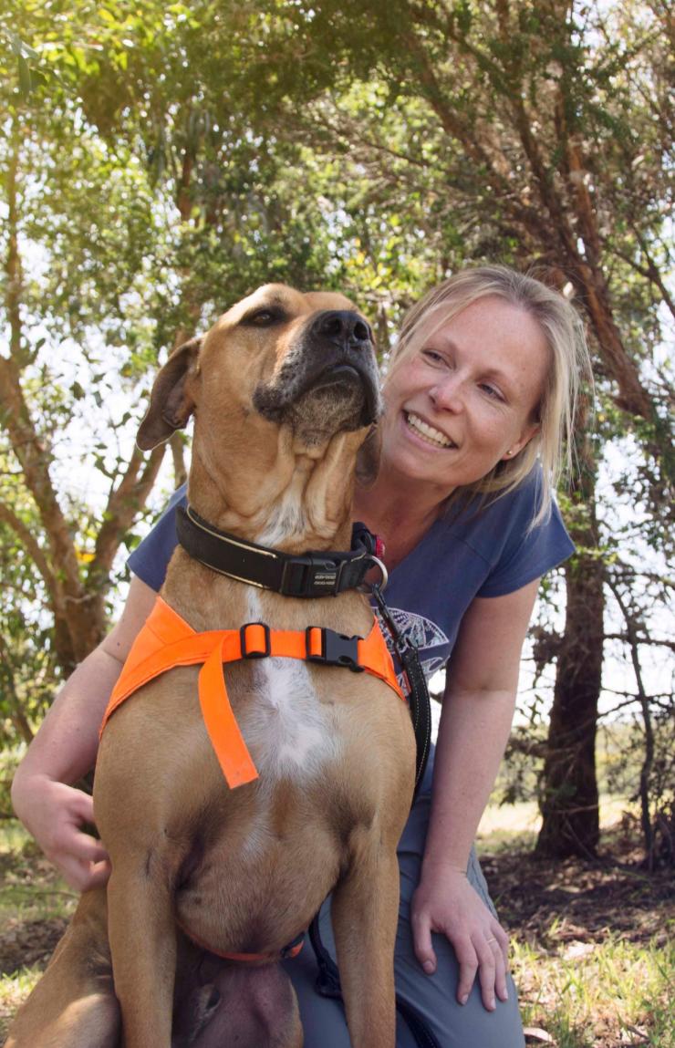 Lizzie Corke mit ihrem Otways Conservation Dog Teddy © Annette Ruzicka 