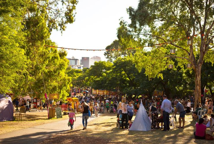 Das Kulturfestival inmitten von Adelaide, zieht jährlich viele Besucher an © SATC / Josie Withers