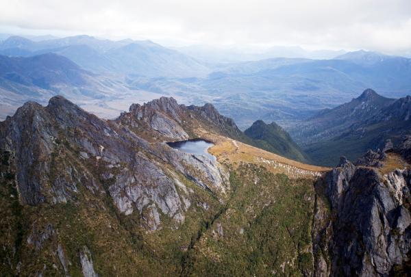 Im Southwest-Nationalpark gibt es auch den Hanging Lake, der Name ist Programm © Tourism Australia