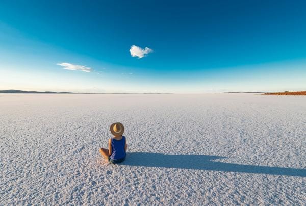 Frauen mit Hut sitzen auf den Salinen des Lake Gairdner in Südaustralien © South Australian Tourism Commission