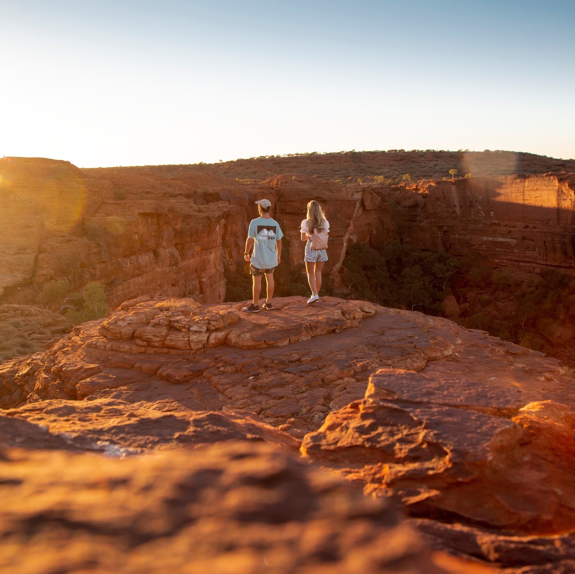 Zwei Menschen am Rande des Kings Canyon © Tourism Australia