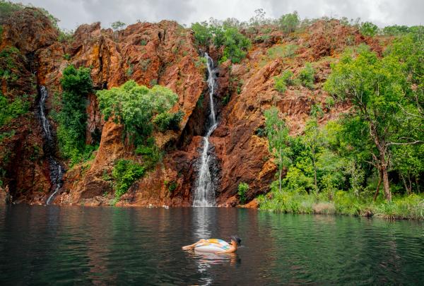 Freunde lassen sich unterhalb der Wangi Falls treiben, Litchfield National Park, Northern Territory © Tourism NT