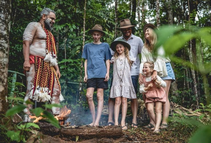 Familie, die an der Pamagirri Rainforest Walkabout Tour im Rainforest Nature Park teilnimmt © Tourism and Events Queensland