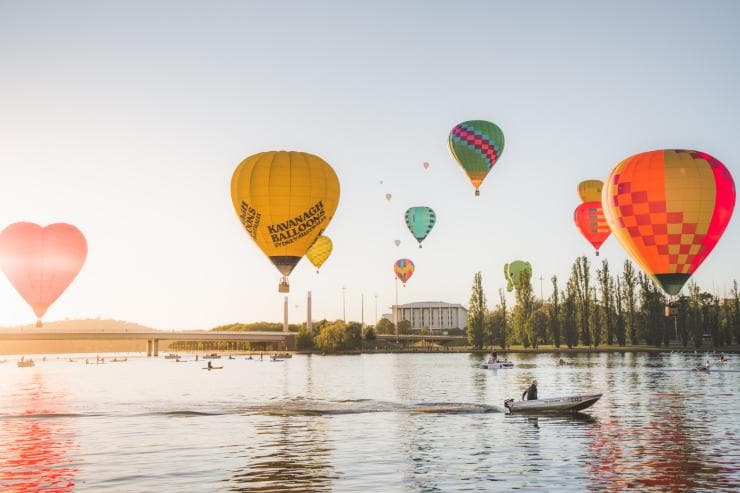 Heißluftballons über dem Lake Burley Griffin, Canberra, Australian Capital Territory © EventsACT