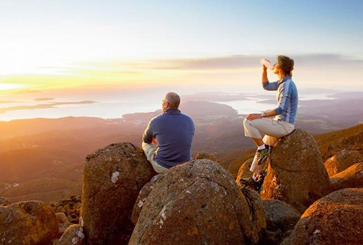 Paar genießt den weiten Blick vom Gipfel des Mt Wellington © Tourism Tasmania/Glenn Gibson