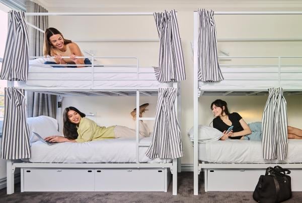 Pacific House Hostel, Woolloomooloo, Sydney/Warrane, New South Wales © Conrad Taylor