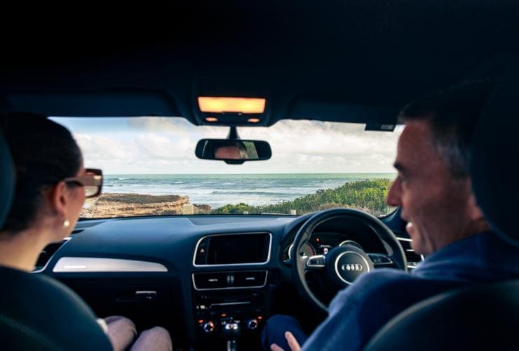 Couple inside car near Robe © South Australian Tourism Commission