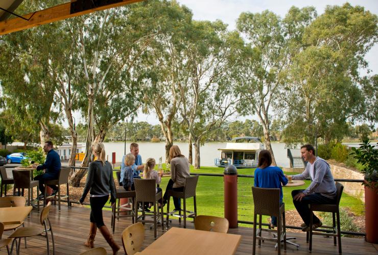 Pretoria Hotel, Murray River, SA © Adam Bruzzone, South Australian Tourism Commission