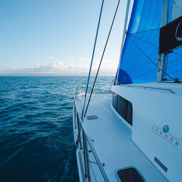 Sailaway Reef & Island Tours sailboat cruising off the coast of Port Douglas © Tourism Australia