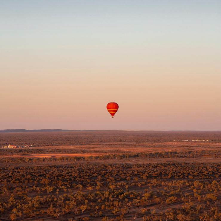 Hot air ballooning, Alice Springs, NT © Edwin Lais