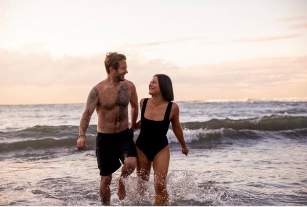 Couple at Gordons Bay beach in Sydney © Destination NSW