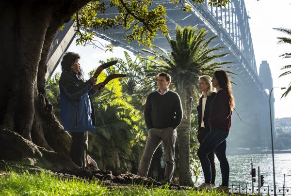 Aboriginal guide leads guests on a walking tour in Sydney Harbour © Tourism Australia