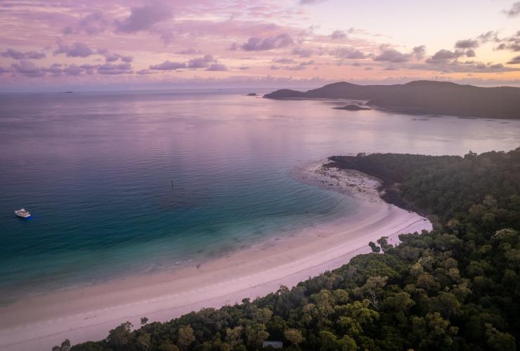 Marvel at the Whitsundays’ white sand and blue waters © Tourism & Events Queensland