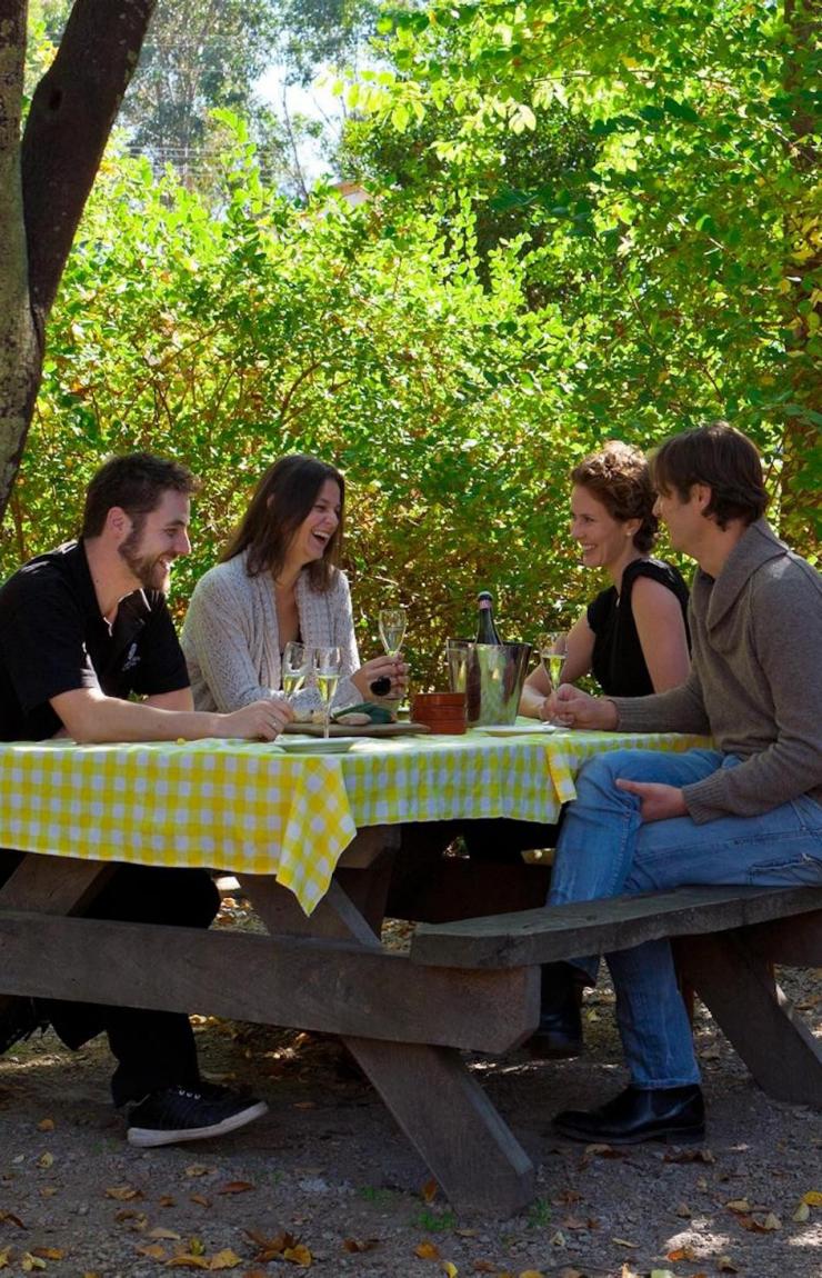 People dining outside at Mountain View Hotel in King Valley © Mountain View Hotel