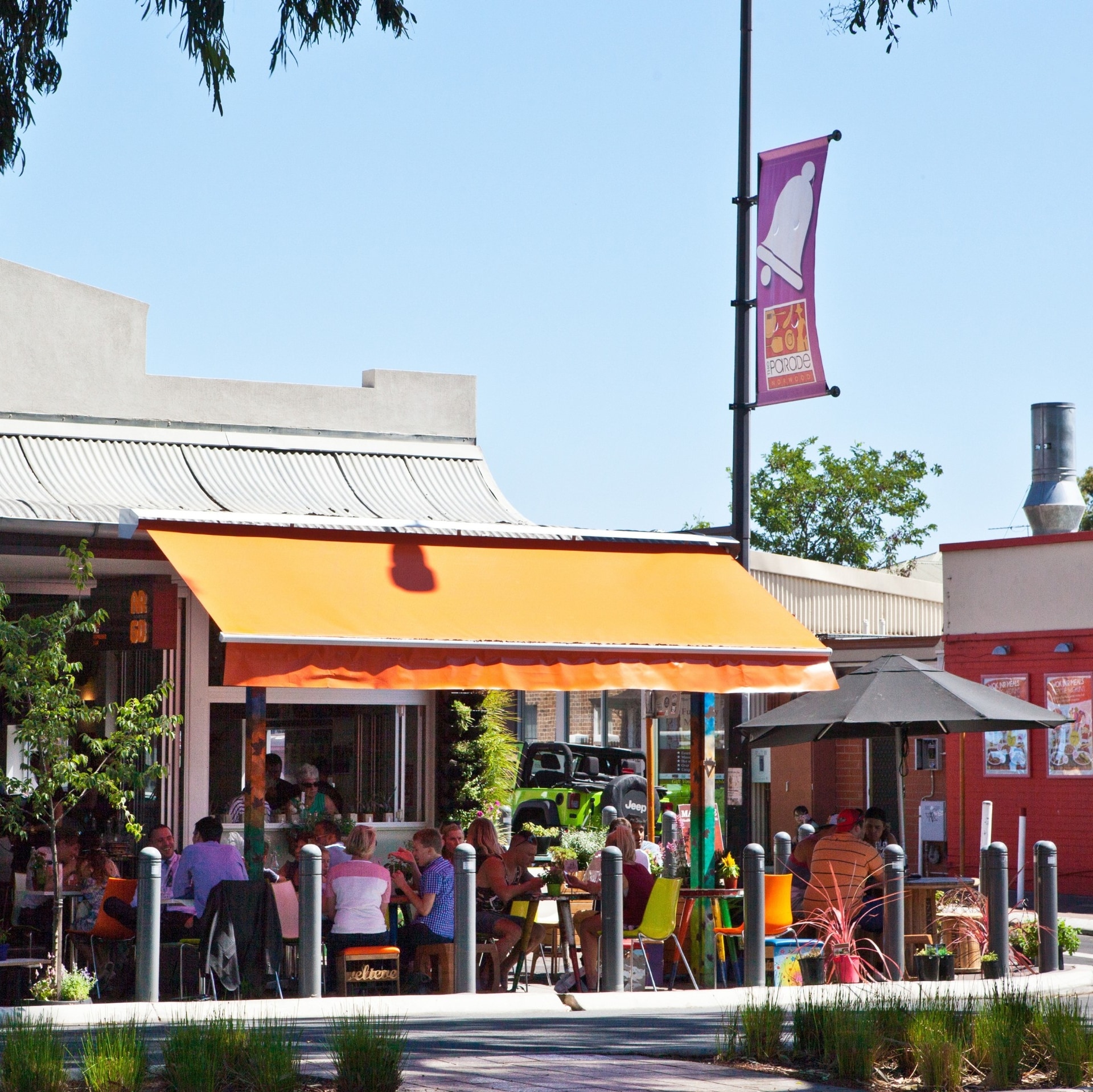  Outdoor seating at Argo on the Parade in Norwood © South Australian Tourism Commission