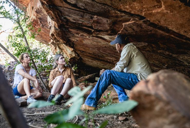 Culture Connect, Aboriginal Rock Art Experience, QLD © Phil Warring, Tourism and Events Queensland