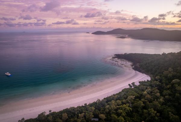 Marvel at the Whitsundays’ white sand and blue waters © Tourism & Events Queensland