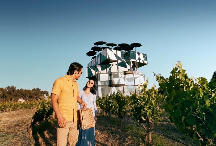 Couple with picnic basket in front of the d’Arenberg Cube in McLaren Vale © Tourism Australia