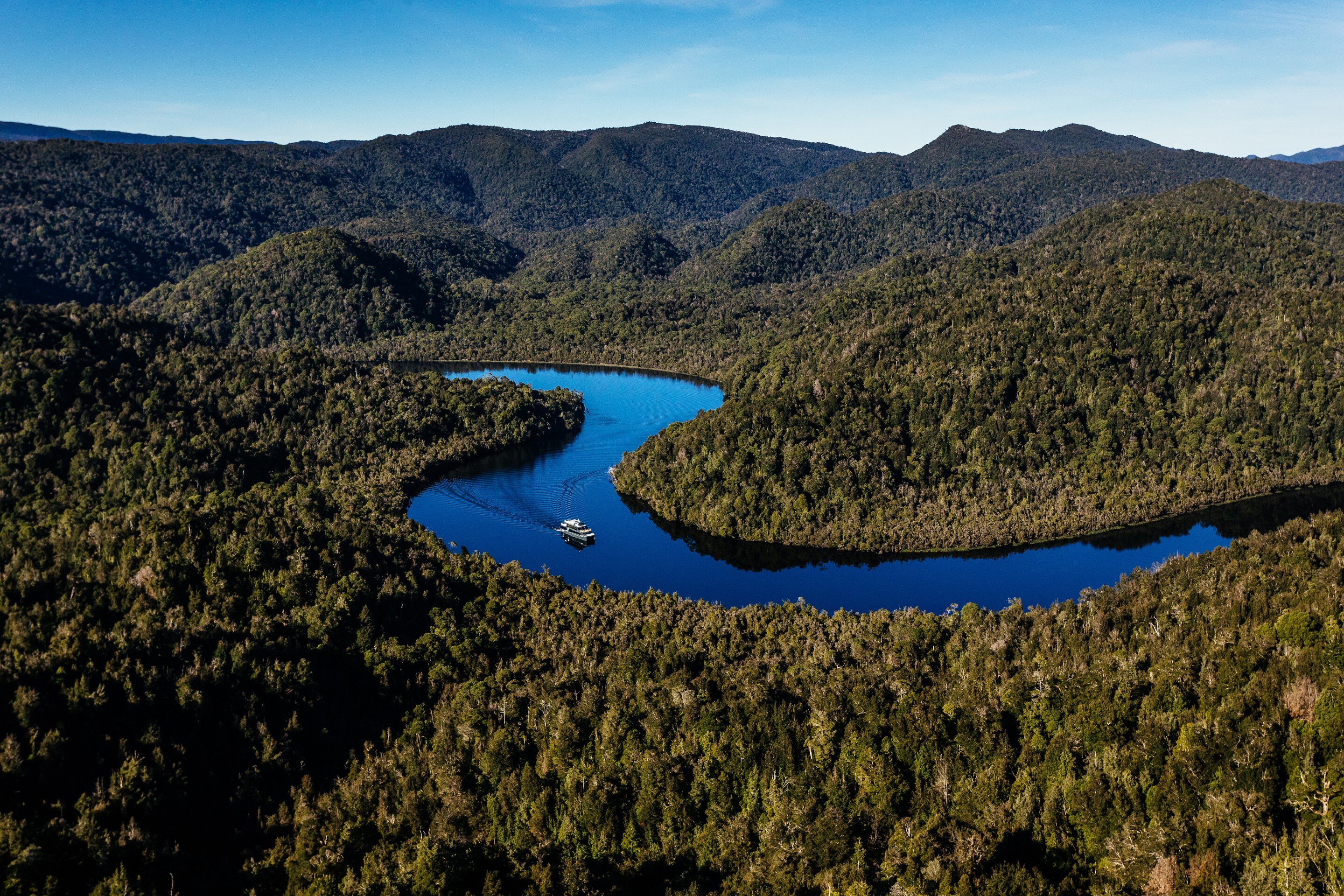  A boat cruising down Gordon River in Franklin-Gordon Wild Rivers National Park © Tourism Tasmania