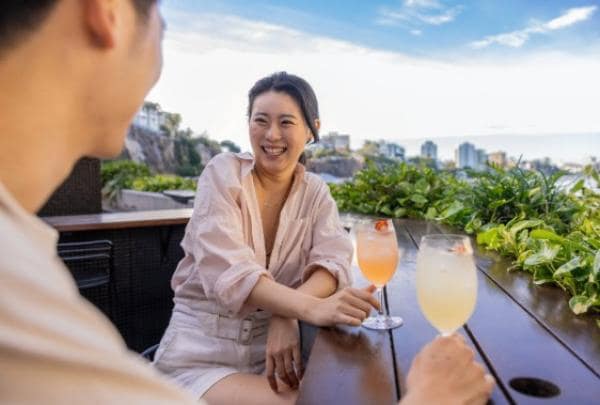 A couple enjoying cocktails at Fiume, Crystalbrook Vincent, Brisbane, Queensland © Tourism Australia
