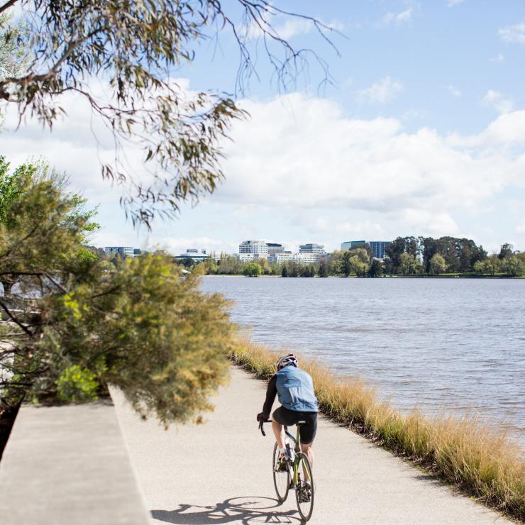 Cyclist around Lake Burley Griffin in Canberra © VisitCanberra
