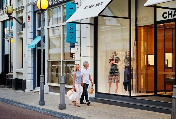 Couple shopping in the King Street Precinct in Perth © Tourism Western Australia