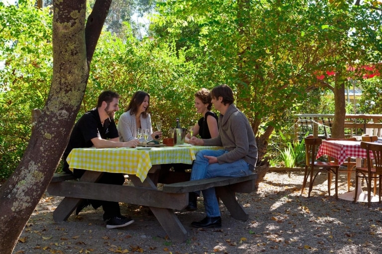 People dining outside at Mountain View Hotel in King Valley © Mountain View Hotel