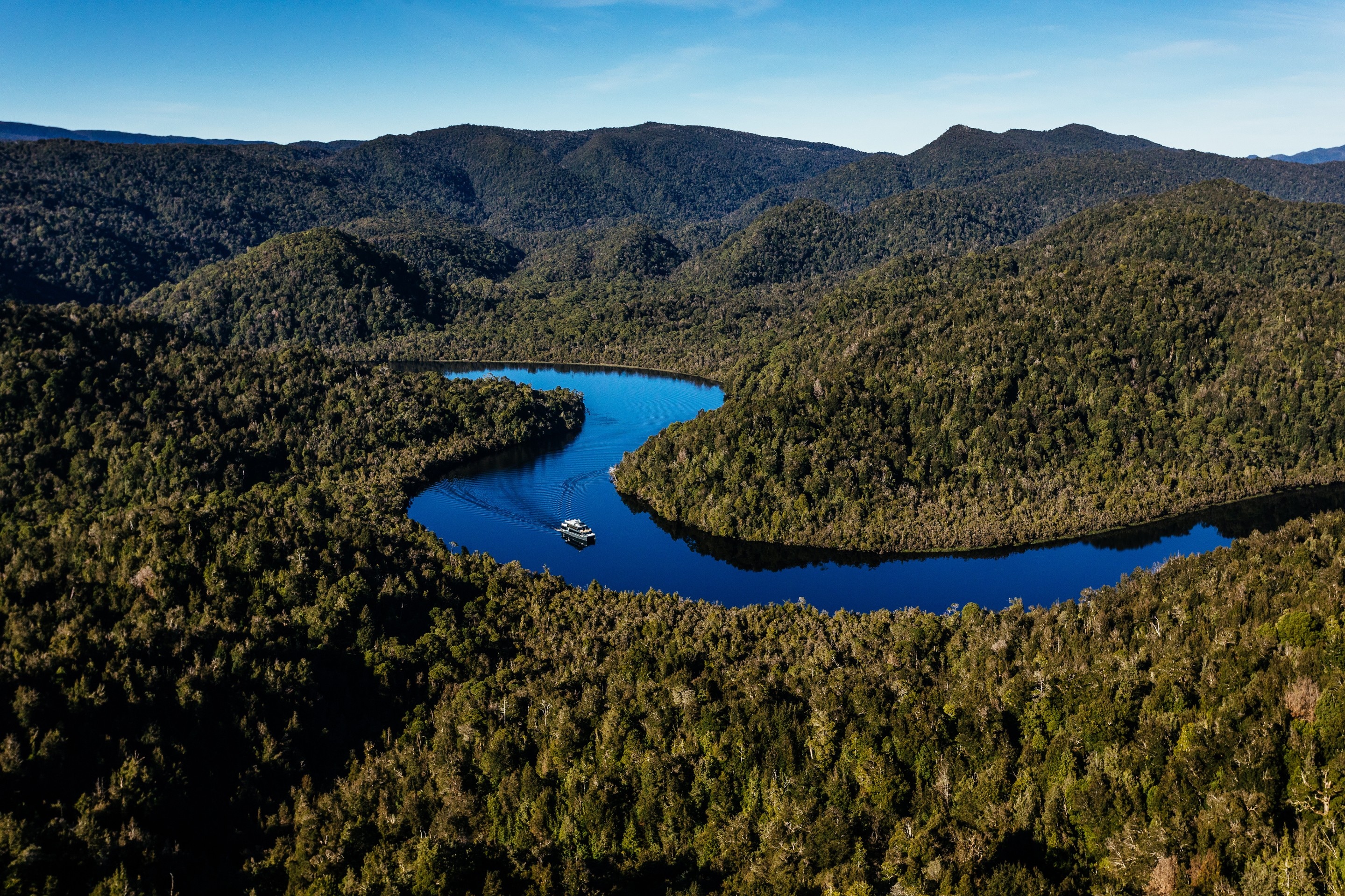  A boat cruising down Gordon River in Franklin-Gordon Wild Rivers National Park © Tourism Tasmania