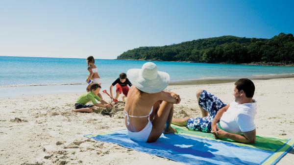 Noosa Main Beach, Noosa Heads, QLD © Alan Jensen, Tourism and Events Queensland
