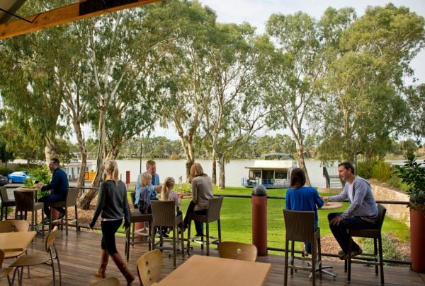 Pretoria Hotel, Murray River, SA © Adam Bruzzone, South Australian Tourism Commission