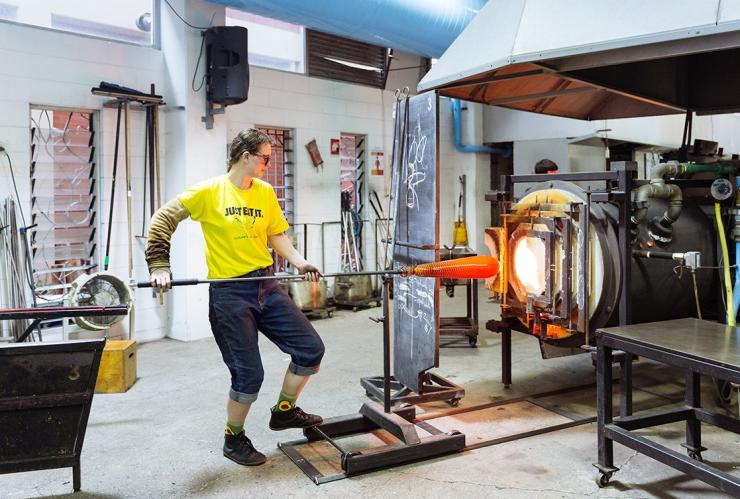 Glass blowing at JamFactory in Adelaide © Andre Castellucci