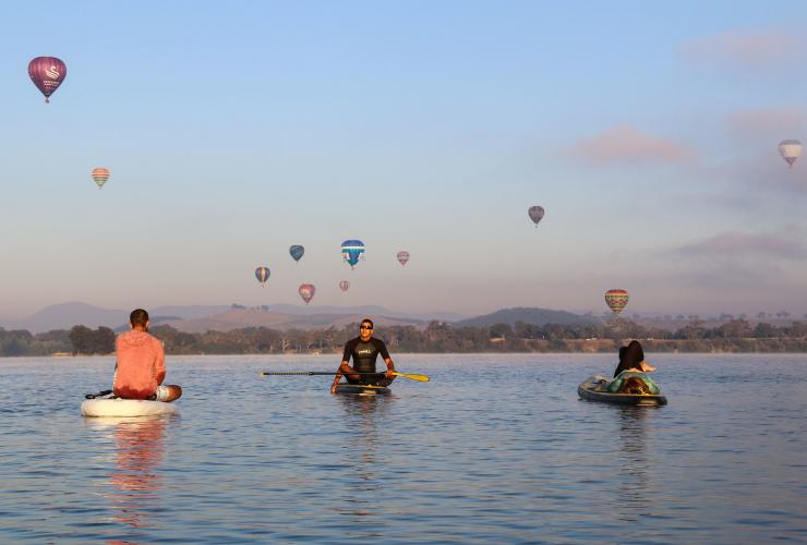 Paddleboards on Lake Burley Griffin in Canberra © VisitCanberra